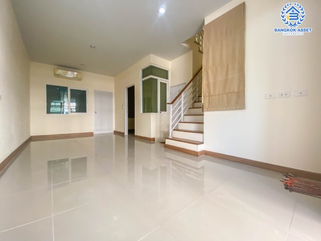 *****ทาวน์เฮ้าส์มือสองย่านนนทบุรี ม.โกลเด้นทาวน์ รัตนาธิเบศร์-สถานีรถไฟฟ้าบางพลู เนื้อที่ 19.2 ตร.ว. ฟังก์ชัน 4 ห้องนอน 2 ห้องน้ำ 1 ที่จอดรถ บนทำเลเดินทางสะดวก เชื่อมต่อถ.รัตนาธิเบศร์ เพียง 6 นาทีก็ถึงรถไฟฟ้าสายสีม่วง "สถานีบางพลู" จองเลย!